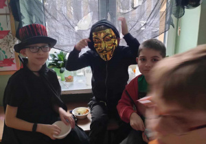 Uczniowie w przebraniach