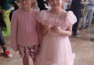 Dziewczynki w przebraniach