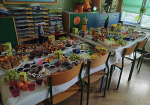 stół zastawiony słodkościami