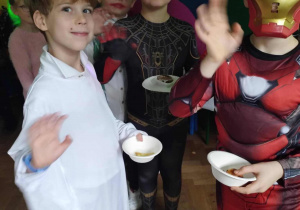 Uczniowie podczas poczęstunku