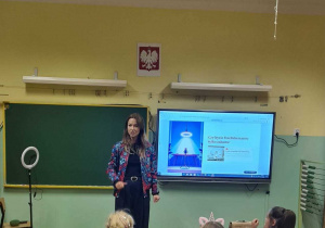 Prelekcja na temat pracy dziennikarza i youtubera prowadzona przez mamaę ucznia