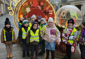 Dzieci na tle ozdób świątecznych na ul. Piotrkowskiej