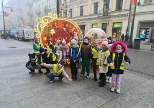 Przy wielkich kolorowych i błyszczacych ozdobach na Piotrkowskiej