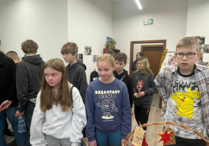 Podczas oglądania rękodzieła na kiermaszu