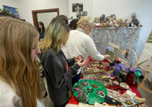 Podczas oglądania rękodzieła na kiermaszu