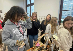 Podczas oglądania rękodzieła na kiermaszu