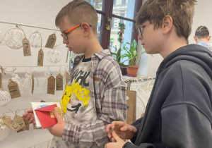 Podczas oglądania rękodzieła na kiermaszu