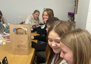 Uczniowie zaproszeni na herbatę przez Seniorów