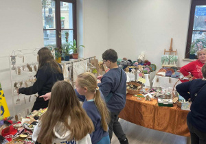 Podczas oglądania rękodzieła na kiermaszu