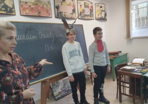 Dawne kary dla gaduły i kiepskiego ucznia