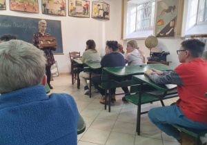 Pani pokazuje dawny tornister