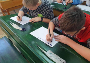 Uczniowie piszą piórem ze stalówką