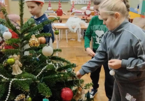 Uczniowie ubierają choinke