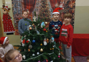 Przy ozdobionym drzewku