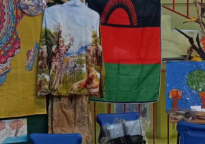 Kiermasz dla Malawii - w tle flaga państwa i inne kolorowe afrykańskie akcenty