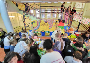 Widok kiermaszu i kupujących z góry