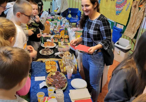 Pani Krysia obsługuje licznie zgromadzonych uczniów