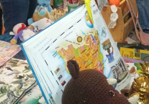 Rekodzieło, książki i zabawki do nabycia podczas kiermaszu