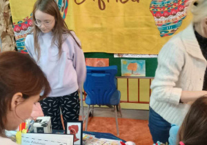 Sprzedajacy i kupujący na tle żółtego baneru z napisem Afryka