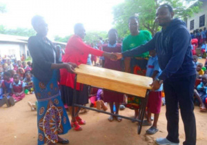 W Malawi - ławki wykonane za środki zgromadzone podczas kiermaszu