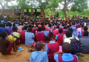 Uczniowie w szkole Nasonjo - większość w niebiesko bordowych mundurkach