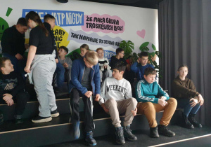 Zdjęcie grupowe uczniów klasy 5 na stopniach schodów