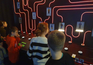 i przed świetlną makietą