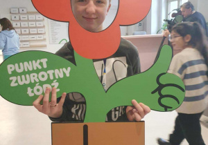 I kwiatku z wyciętym otworem na twarz - kształt do zdjęć