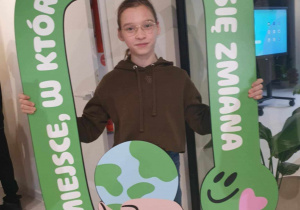 Uczennica pozuje do zdjęcia w fotobudce