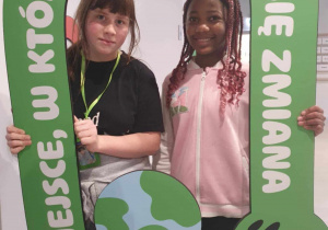 Uczennice w fotobudce