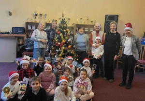 Wspólne zdjęcie Pierwszaków z Seniorami