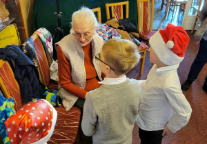 Rozmowa dzieci ze starszą siwą Panią
