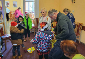 Wspólna krzątanina wokół choinki