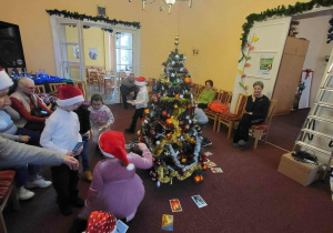 Dzieci otrzymały od Seniorów piękne kartki świąteczne