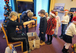 Kolejka do pani podającej ozdoby choinkowe