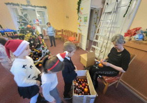 Kolejka do pani podającej ozdoby choinkowe