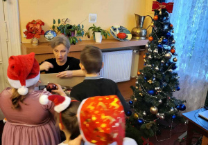 Kolejka do pani podającej ozdoby choinkowe