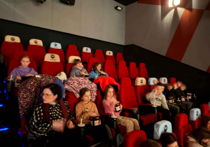 Uczniowie na sali kinowej