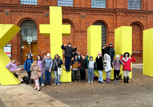 Zdjęcie grupowe przed Manufakturą