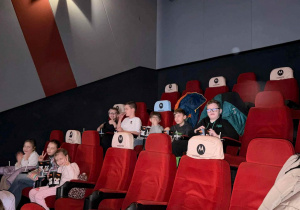 Uczniowie na sali kinowej