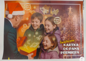 Awers kartki - na ilustracji osoba dorosła w mikołajowej czapce i roześmiane dzieci