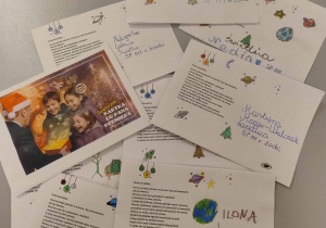 Pięknie ozdobione kartki uczniowskie i jedna kolorową stroną na wierzchu.