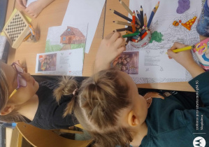 Uczennice podczas wykonywania kartki