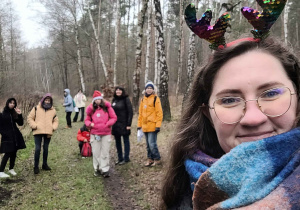 Wędrówka leśnymi ścieżkami - na pierwszym planie p. Milena