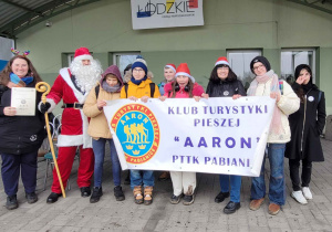 Zdjęcie grupowe z banerem rajdu