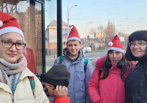 Uczestnicy rajdu w mikołajowych czapeczkach