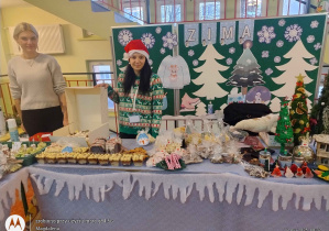 Rodzice z RR przy stoisku swojej klasy