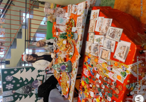 Rodzice z RR przy stoisku swojej klasy