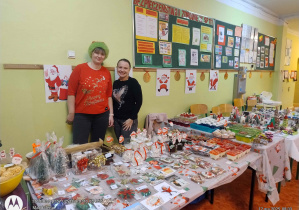 Rodzice z RR przy stoisku swojej klasy