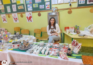 Rodzice z RR przy stoisku swojej klasy